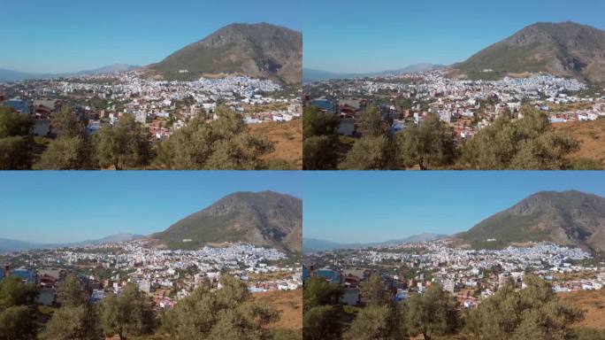舍夫沙万，蓝色Perl传统的城市，从远处看，周围的里夫山脉在一个晴朗的阳光明媚的日子在摩洛哥。