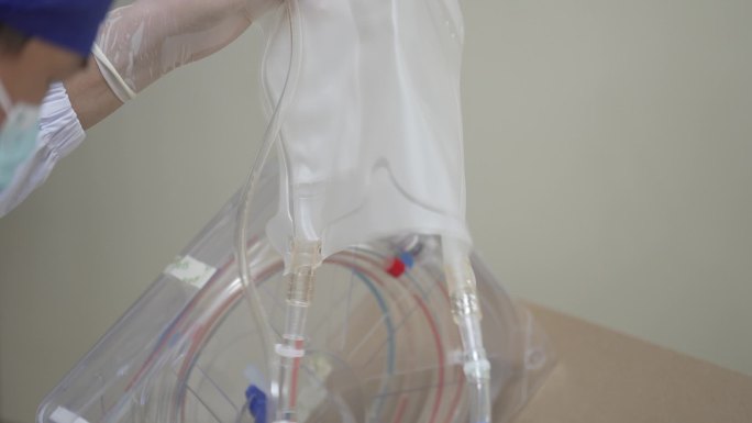重症科医生组装人工心肺机ECMO设备