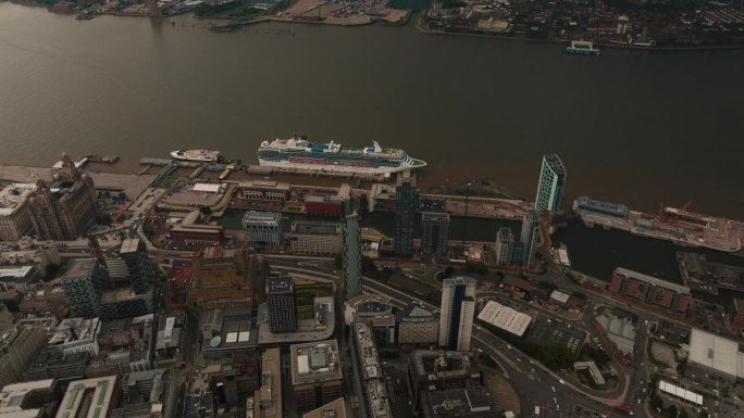 一艘游船在默西河利物浦码头上岸的电影无人机镜头。