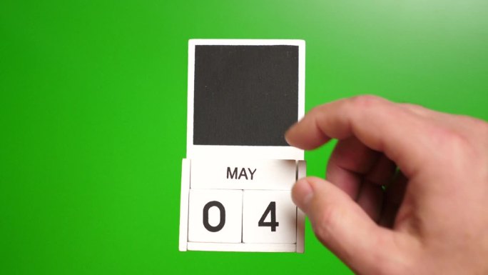 日历上的日期5月4日在一个绿色的背景。说明某一特定日期的事件。