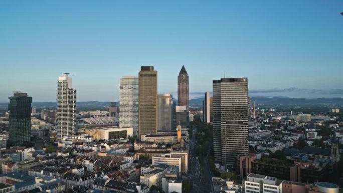 4K鸟瞰法兰克福主要天际线的实时镜头，尽管主要塔楼和现代金融大楼和摩天大楼在清晨时间，德国，欧洲，商