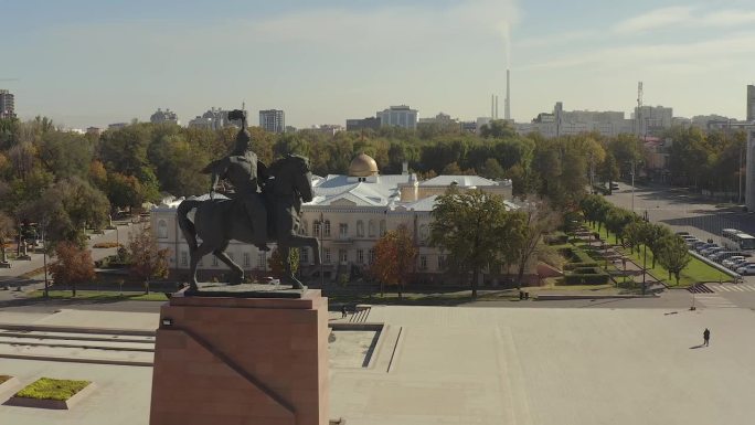 马背上的英雄马纳斯的纪念碑鸟瞰图。Ala-Too广场。
