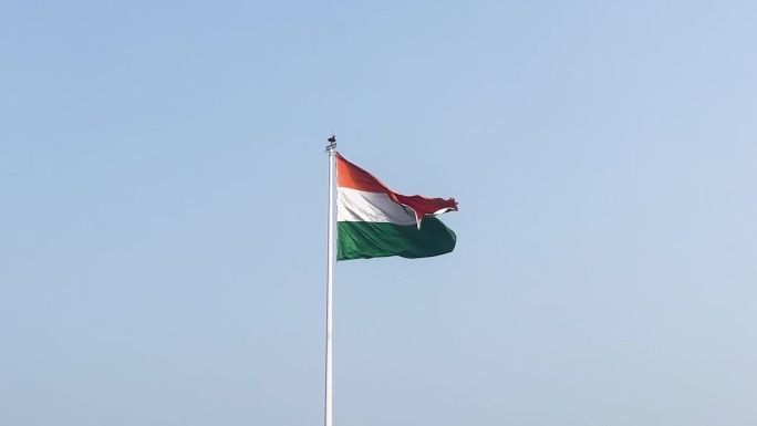 三色的印度国旗高高飘扬在蓝天上