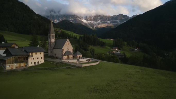 Santa Maddalena村有教堂和美丽的Dolomiti山