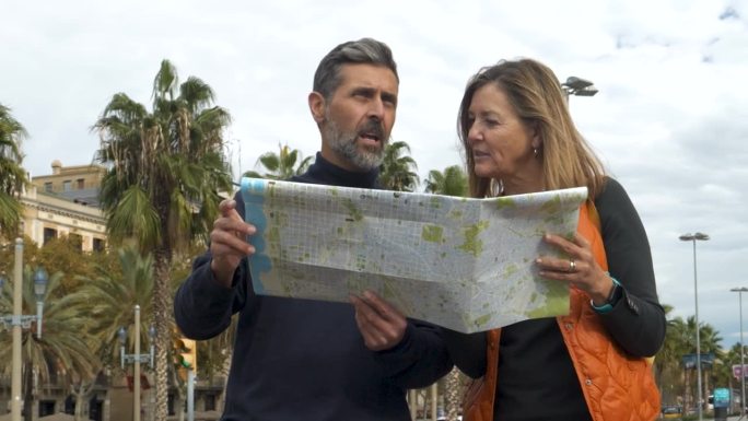 40多岁的异性恋夫妇度假时在城市里看地图