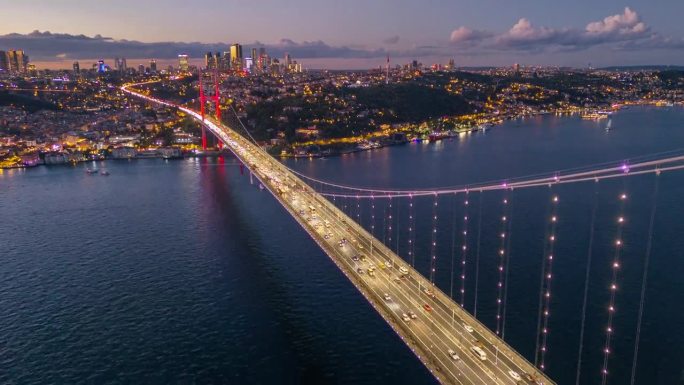 空中暮光超移:7月15日烈士桥和黄昏时分伊斯坦布尔欧洲一侧的旅程