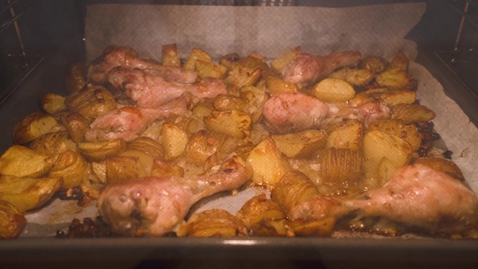 煎脆鸡腿，Shin烤在烤箱烤盘在家庭厨房。关闭了。鸡腿。晚餐。食品的背景。