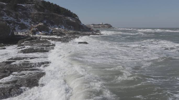 航拍俯瞰威海国际海水浴场火炬八街排石海浪