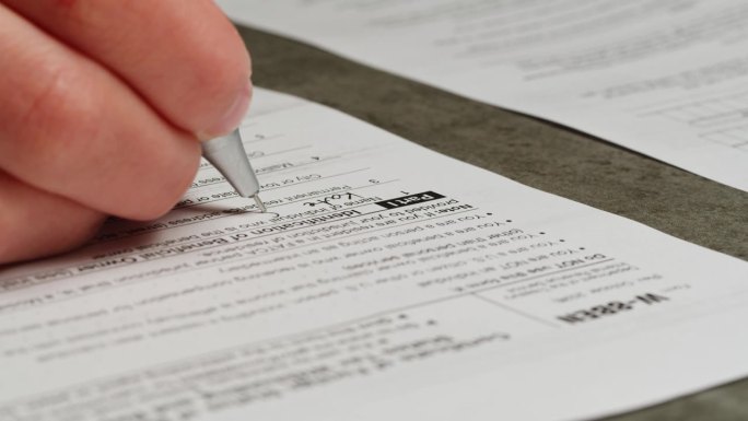 空白W-9和表格W8-BEN或8W美国个人所得税申报表和国税局。纳税观念。提交税务文件