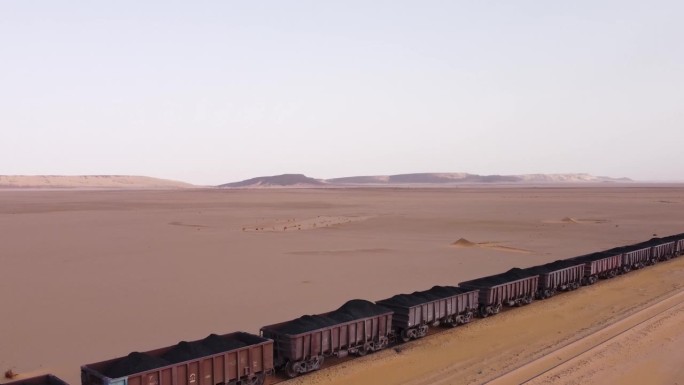 无人机拍摄的沙漠中的铁矿石列车，毛里塔尼亚
