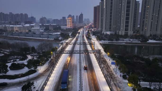 荆州二广高速2024大雪冻雨结冰路况纪实