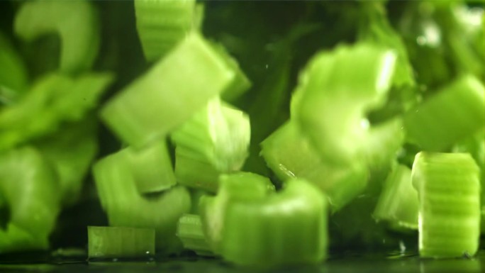 芹菜碎掉在桌子上。用高速摄像机拍摄，每秒1000帧。