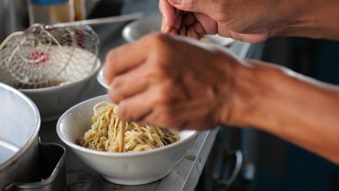 Mie ayam, mi ayam或bakmi ayam印尼语是鸡肉面，字面意思是鸡肉面，是一种常见