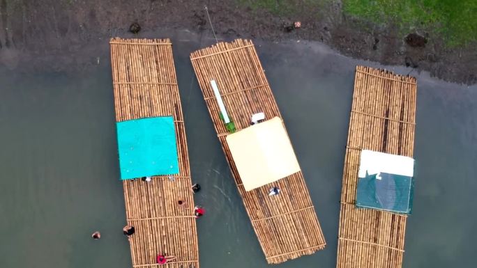 飞过湖中的竹船