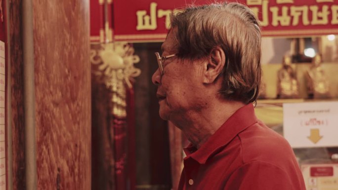 一位老人在中国著名的寺庙里看年历