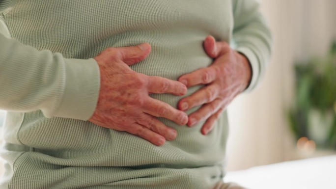 手，胃和老年人在家里疼痛的疾病，胃痉挛和消化问题。保健，退休和按摩躯干消化不良，食物中毒和医疗紧急情