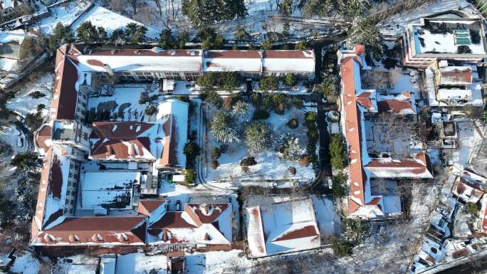 冬季中国海洋大学雪景