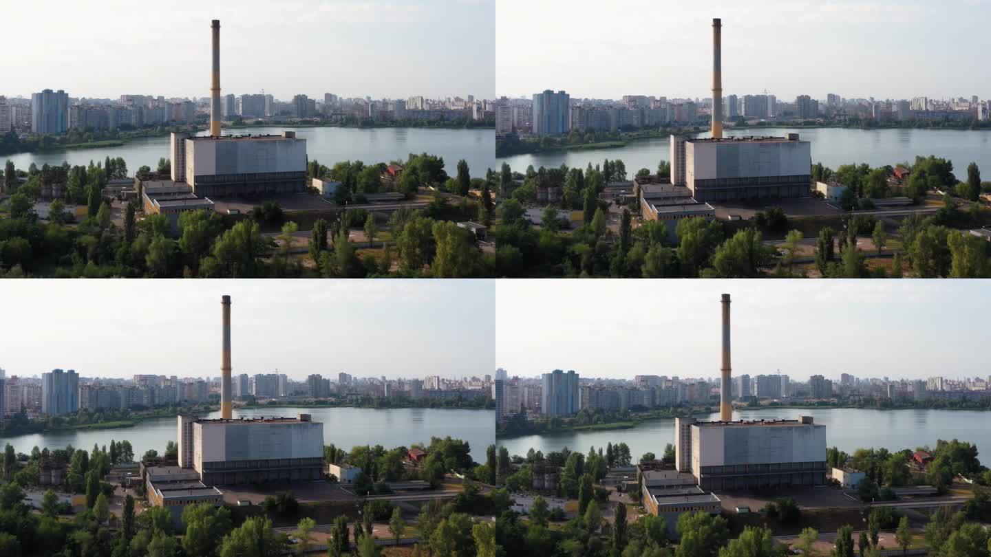 带有工厂烟囱和城市景观的工业区建筑。