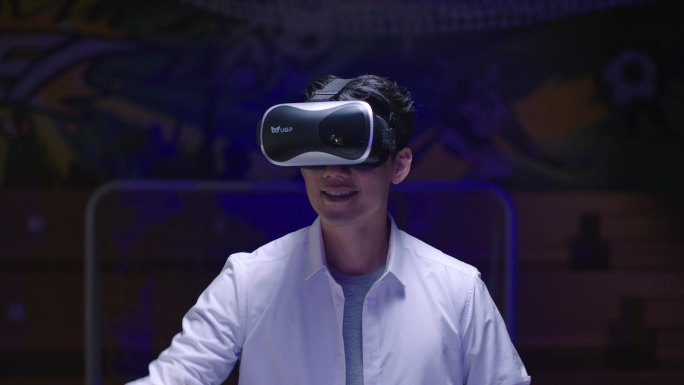 年轻人VR眼镜素材