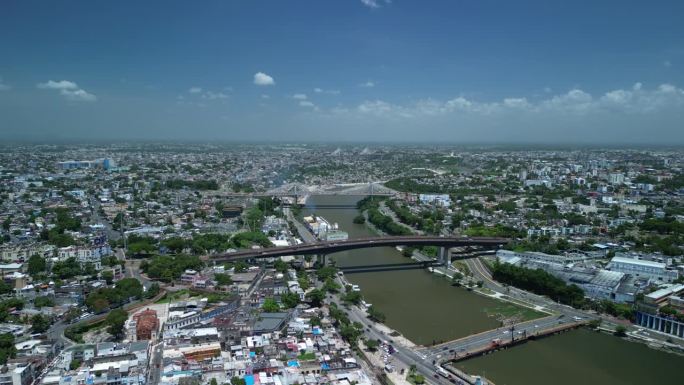 美丽的圣多明各桥梁和河流。多米尼加共和国。