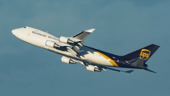 UPS波音747和马汉A340起飞