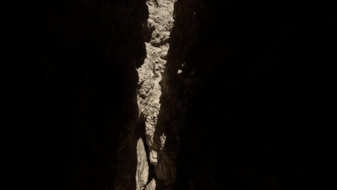 两个大岩石之间的狭窄通道