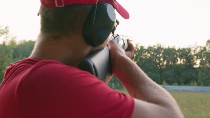 一名年轻男子正在飞碟射击比赛中射击