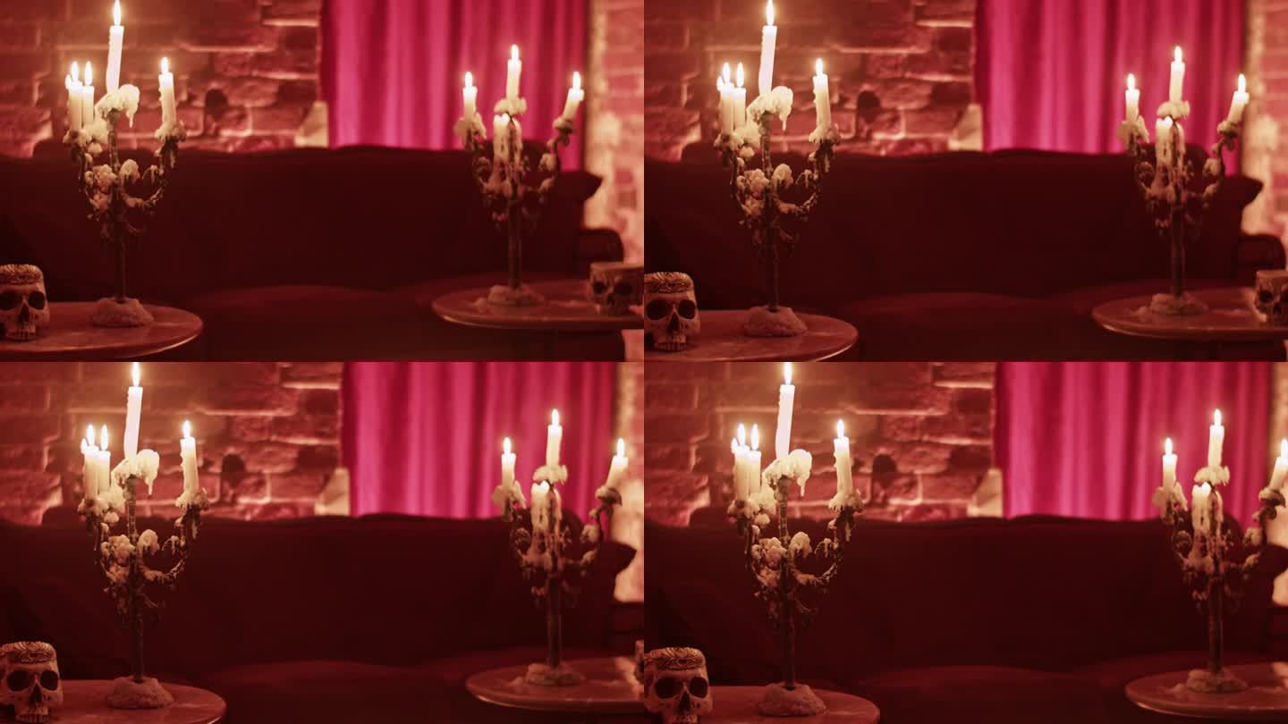 在家里的客厅里点着蜡烛和骷髅头