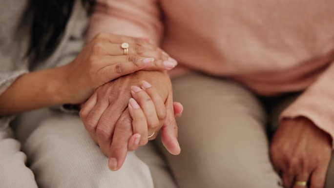 牵手，老年人和妇女的同情或支持退休，同情或信任在家里的沙发上。上了年纪的人，对关怀和咨询，善良和同情