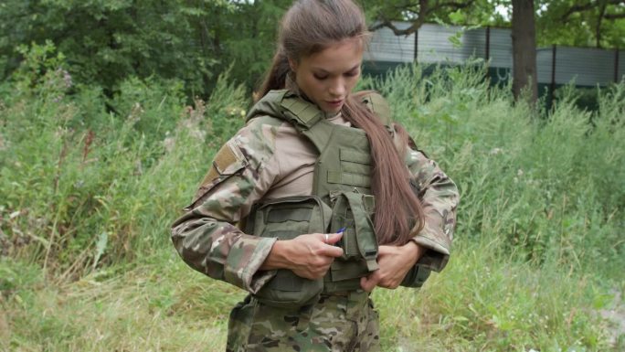 一个自信的年轻美国女兵正在摘掉帽子的特写镜头