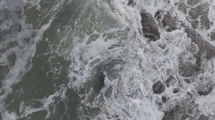 航拍俯瞰威海国际海水浴场火炬八街排石海浪