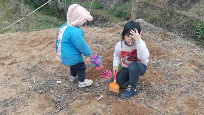 小孩玩沙堆