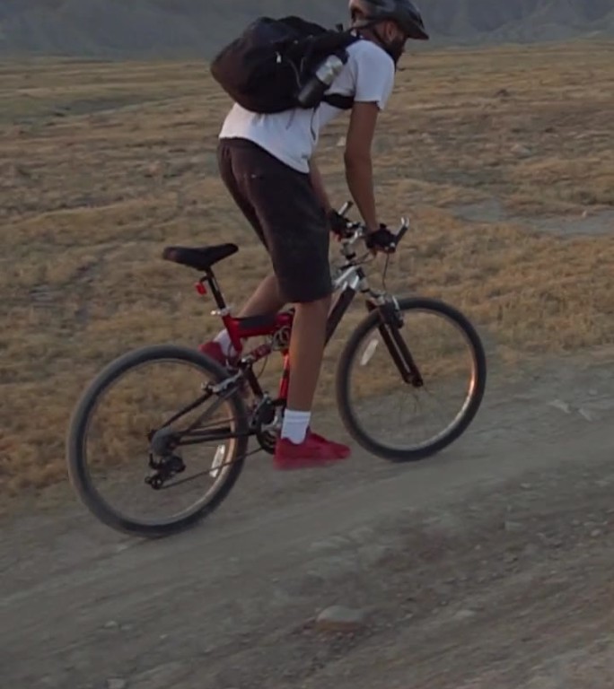 年轻的非洲裔美国人在科罗拉多州大枢纽附近的沙漠里骑自行车