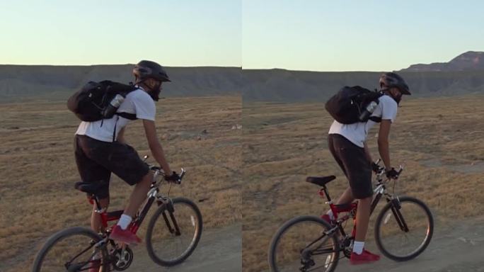 年轻的非洲裔美国人在科罗拉多州大枢纽附近的沙漠里骑自行车