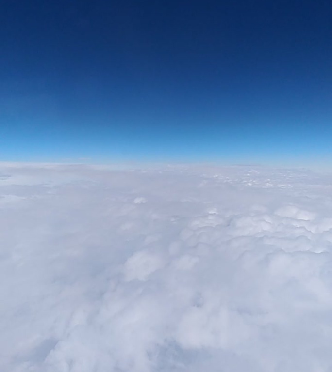 飞机-空中云朵-竖版-1