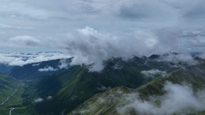 航拍川西云雾缭绕的雅克夏高山草甸