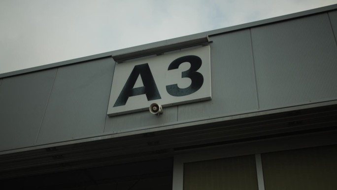大表格，题字A3，黑白文字。机库门上方的标志。机场及航空概念