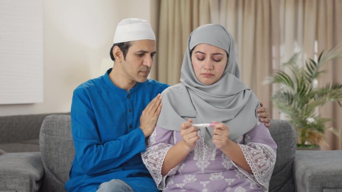 可怜的穆斯林夫妇正在检查验孕棒