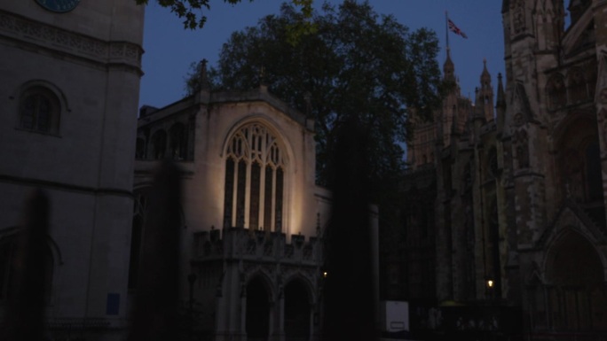 架焦点从圣玛格丽特教堂，威斯敏斯特教堂在议会广场，伦敦，晚上的铁栅栏