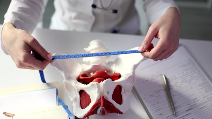 妇科医生用胶带近距离测量骨盆骨