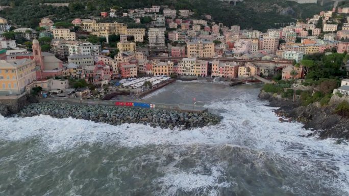 巨大的泡沫海浪冲击着热那亚港口的码头防浪器。