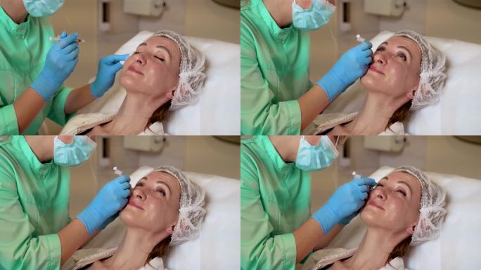 一名面带微笑的成年女子在美容院接受神经毒素注射，以消除皱纹和皮肤护理