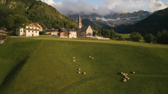 Santa Maddalena村有教堂和美丽的Dolomiti山