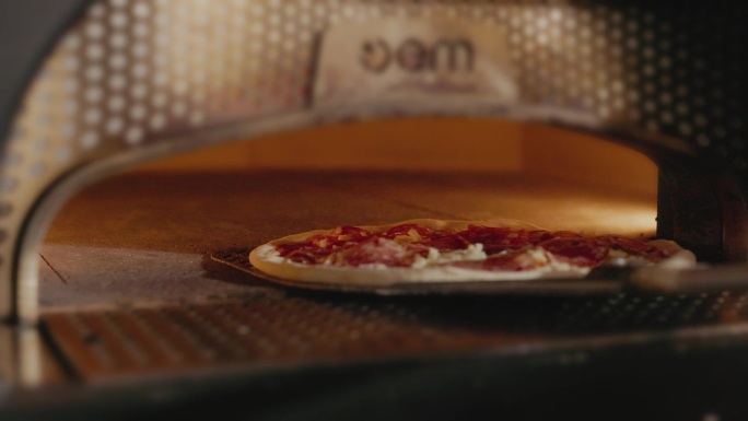 待烤披萨放在烤箱里。