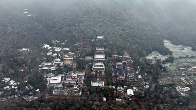 杭州灵隐寺大雾弥漫雪景航拍