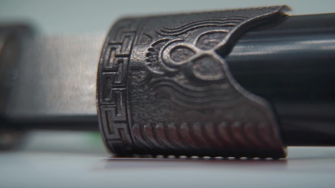 两把古银刀开刀的微特写，中国古兵器，历史古刃，老质感钢，传统匕首，专业灯光，电影慢动作120fps