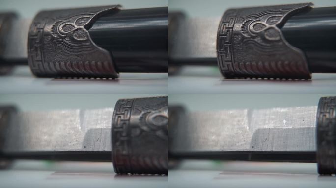 两把古银刀开刀的微特写，中国古兵器，历史古刃，老质感钢，传统匕首，专业灯光，电影慢动作120fps