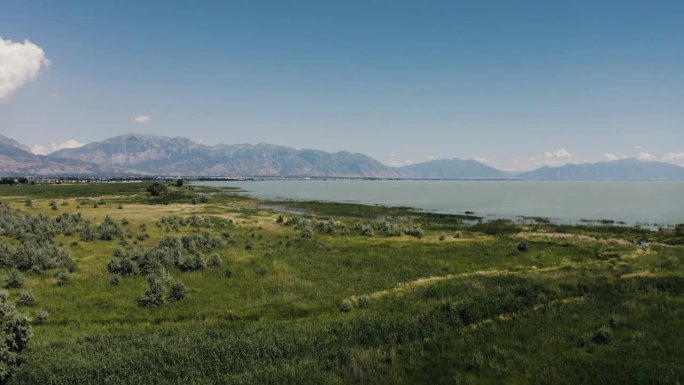 无人机在夏日拍摄的犹他湖。