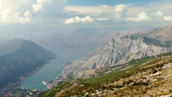 无人机俯瞰山脉和博卡科托斯卡湾亚得里亚海，黑山。科托尔及其周边地区风景如画。