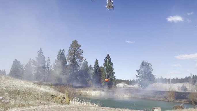 直升机飞越池塘